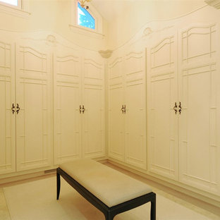 Foto di armadi e cabine armadio unisex mediterranei con ante beige e pavimento in pietra calcarea