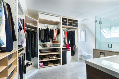 Foto de armario vestidor unisex contemporáneo de tamaño medio con armarios abiertos, puertas de armario de madera clara, suelo de baldosas de porcelana y suelo gris