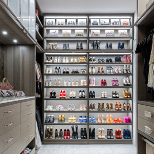 Inspiration för stora moderna walk-in-closets för kvinnor, med öppna hyllor, heltäckningsmatta och grått golv