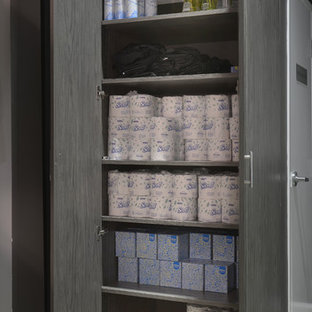 Foto de vestidor unisex, tradicional renovado, grande, con armarios con paneles lisos, puertas de armario grises, suelo de cemento y suelo beige