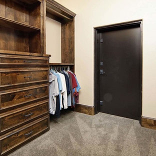 Idéer för att renovera ett stort rustikt walk-in-closet för könsneutrala, med luckor med infälld panel, skåp i mellenmörkt trä och heltäckningsmatta