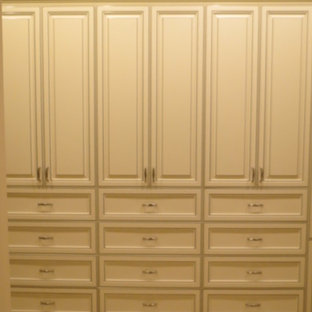 Inspiration pour un grand dressing style shabby chic neutre avec un placard avec porte à panneau surélevé, des portes de placard blanches et moquette.