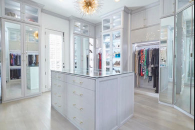 Example of a minimalist closet design in Dallas