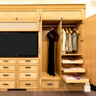 Foto de armario unisex, clásico renovado, pequeño, con armarios estilo shaker, puertas de armario de madera clara y moqueta