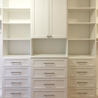 Bild på ett stort vintage walk-in-closet för könsneutrala, med skåp i shakerstil, vita skåp och mellanmörkt trägolv