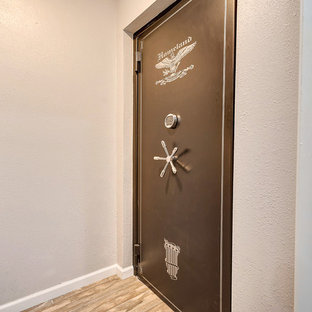 Ejemplo de armario vestidor unisex, clásico, de tamaño medio, con armarios con paneles lisos, puertas de armario blancas, suelo de baldosas de porcelana y suelo beige