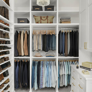 Idee per uno spazio per vestirsi per uomo classico con nessun'anta, ante bianche, moquette e pavimento grigio