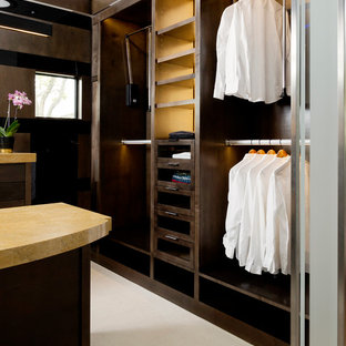 Ispirazione per una grande cabina armadio unisex classica con ante lisce, ante in legno bruno e pavimento in gres porcellanato