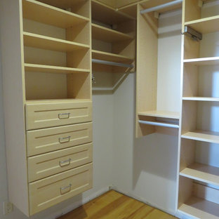 Idee per una cabina armadio unisex chic di medie dimensioni con ante in stile shaker e pavimento in legno massello medio
