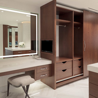 Inspiration för stora moderna walk-in-closets för könsneutrala, med släta luckor, skåp i mörkt trä och klinkergolv i keramik