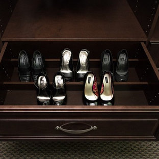 Idéer för stora vintage walk-in-closets för könsneutrala, med luckor med upphöjd panel, skåp i mörkt trä, heltäckningsmatta och flerfärgat golv