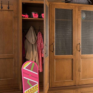 Imagen de armario y vestidor unisex, tradicional, con puertas de armario de madera clara y suelo de baldosas de cerámica