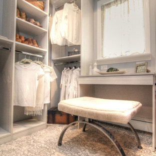 Immagine di una cabina armadio per donna tradizionale di medie dimensioni con moquette, pavimento multicolore, ante grigie e ante con riquadro incassato