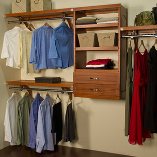 Esempio di una cabina armadio unisex stile americano di medie dimensioni con ante con bugna sagomata e ante in legno scuro