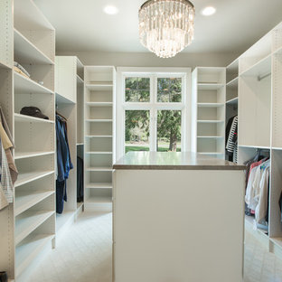 Imagen de armario vestidor unisex, clásico renovado, grande, con armarios abiertos, puertas de armario blancas, moqueta y suelo blanco