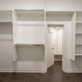 Esempio di una grande cabina armadio unisex minimalista con nessun'anta, ante bianche, pavimento in gres porcellanato e pavimento marrone