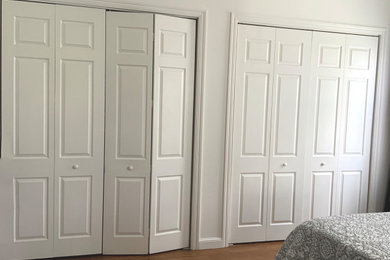 Imagen de armario unisex contemporáneo de tamaño medio con armarios con paneles lisos