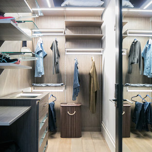 Idee per una cabina armadio per donna industriale di medie dimensioni con ante lisce, ante grigie, parquet chiaro e pavimento grigio