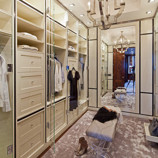 Modelo de armario y vestidor tradicional renovado con puertas de armario beige