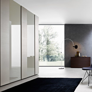 Imagen de armario unisex, minimalista, grande, con armarios con paneles lisos y puertas de armario beige