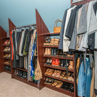 Modelo de armario vestidor unisex, clásico, grande, con armarios abiertos, puertas de armario marrones, moqueta y suelo beige