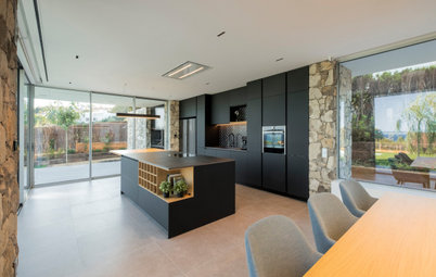 Una vivienda moderna de espacios abiertos con vistas al mar