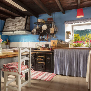 Diseño de cocina comedor en L, ecléctica, grande, con encimera de madera, electrodomésticos blancos, suelo de baldosas de cerámica, una isla, suelo beige, encimeras marrones y salpicadero blanco