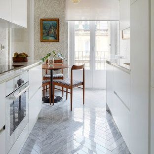 Diseño de cocina de galera, contemporánea, de tamaño medio, sin isla, con armarios con paneles lisos, puertas de armario blancas, encimera de cuarzo compacto, electrodomésticos blancos, suelo de mármol, encimeras blancas y suelo gris