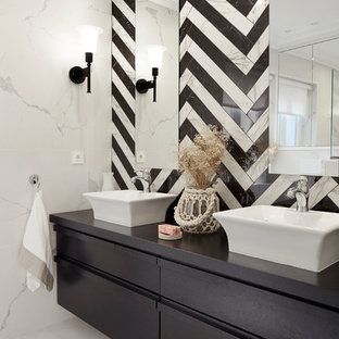 Diseño de cocina actual con puertas de armario negras, suelo blanco y armarios con paneles lisos