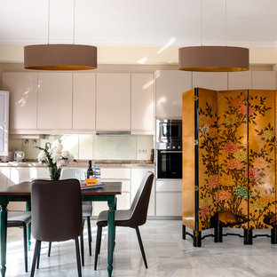 Ejemplo de cocina comedor lineal, contemporánea, sin isla, con armarios con paneles lisos, puertas de armario grises, suelo gris y encimeras marrones