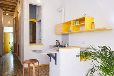 Ejemplo de cocina mediterránea pequeña con armarios abiertos, puertas de armario amarillas, península, suelo multicolor y barras de cocina