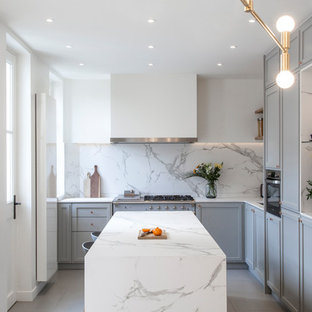 Diseño de cocina en L, tradicional renovada, con fregadero bajoencimera, armarios estilo shaker, puertas de armario grises, electrodomésticos de colores, una isla, suelo gris y encimeras blancas