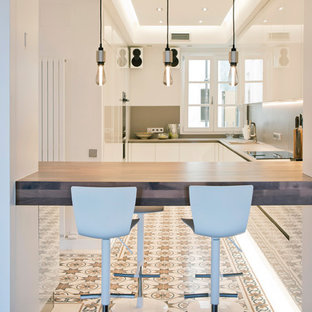 Foto de cocina contemporánea, grande, con armarios con paneles lisos, puertas de armario blancas, encimera de cuarzo compacto, suelo de azulejos de cemento, suelo multicolor, salpicadero verde y encimeras grises