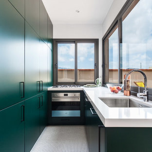 Modelo de cocina contemporánea, sin isla, con fregadero bajoencimera, armarios con paneles lisos, puertas de armario verdes, salpicadero de vidrio, electrodomésticos de acero inoxidable, suelo blanco y encimeras blancas