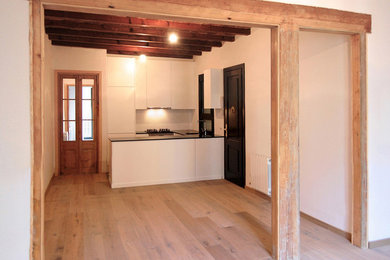 Diseño de cocinas en U rural de tamaño medio abierto con suelo de madera en tonos medios y península