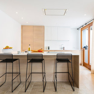 Imagen de cocina comedor de galera, nórdica, de tamaño medio, sin isla, con armarios con paneles lisos, puertas de armario de madera clara y salpicadero blanco
