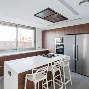 Diseño de cocina minimalista, de tamaño medio, con armarios con paneles lisos, puertas de armario de madera en tonos medios, encimera de cuarzo compacto, suelo de baldosas de cerámica, una isla, suelo gris, encimeras blancas, electrodomésticos de acero inoxidable, fregadero de un seno y salpicadero de vidrio