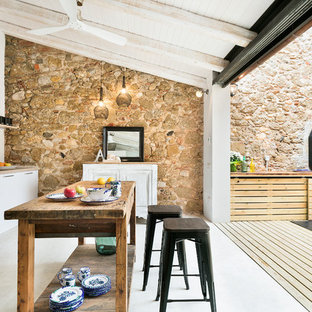 Foto de cocina lineal, contemporánea, de tamaño medio, abierta, con armarios con paneles lisos, puertas de armario blancas, salpicadero blanco y una isla