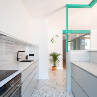 Diseño de cocina comedor lineal, moderna, pequeña, con fregadero bajoencimera, armarios con paneles lisos, puertas de armario blancas, encimera de madera, salpicadero blanco, salpicadero de mármol, electrodomésticos de acero inoxidable, suelo de terrazo, suelo blanco y encimeras blancas