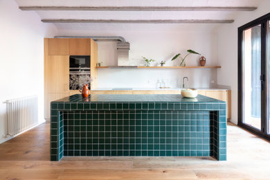Идея дизайна: прямая кухня-гостиная среднего размера в современном стиле с плоскими фасадами и островом
