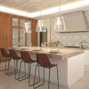 Esempio di una cucina tropicale con lavello da incasso, ante con bugna sagomata, ante bianche, top in marmo, paraspruzzi multicolore, paraspruzzi con piastrelle in ceramica, elettrodomestici in acciaio inossidabile, isola e pavimento beige