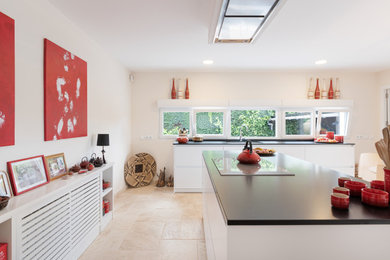 Kitchen - contemporary kitchen idea in Madrid