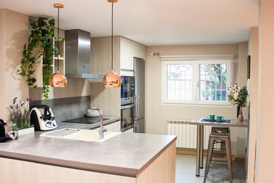 Photo of a modern kitchen in Madrid.