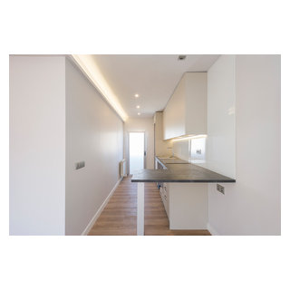 Cocina abierta con encimera de mármol en L, iluminación LED y mobiliario  moderno - Contemporary - Kitchen - Madrid - by Kaura/Studio | Houzz