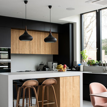 Cocina abiertac en negro y madera