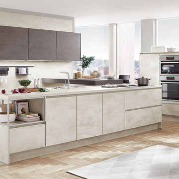 Cocina amplia y moderna en tonos claros