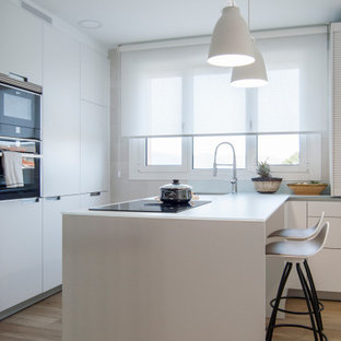 Cocina blanca con península