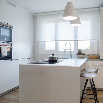 Cocina blanca con península