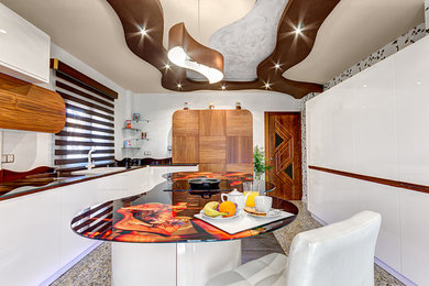 マラガにある高級な中くらいなエクレクティックスタイルのおしゃれなキッチン (ダブルシンク、フラットパネル扉のキャビネット、白いキャビネット、白いキッチンパネル、セラミックタイルの床、マルチカラーのキッチンカウンター) の写真