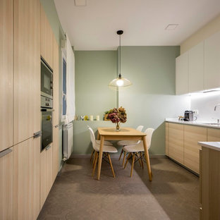 Imagen de cocina comedor actual, sin isla, con fregadero bajoencimera, armarios con paneles lisos, puertas de armario de madera clara, salpicadero blanco, encimeras blancas y suelo gris